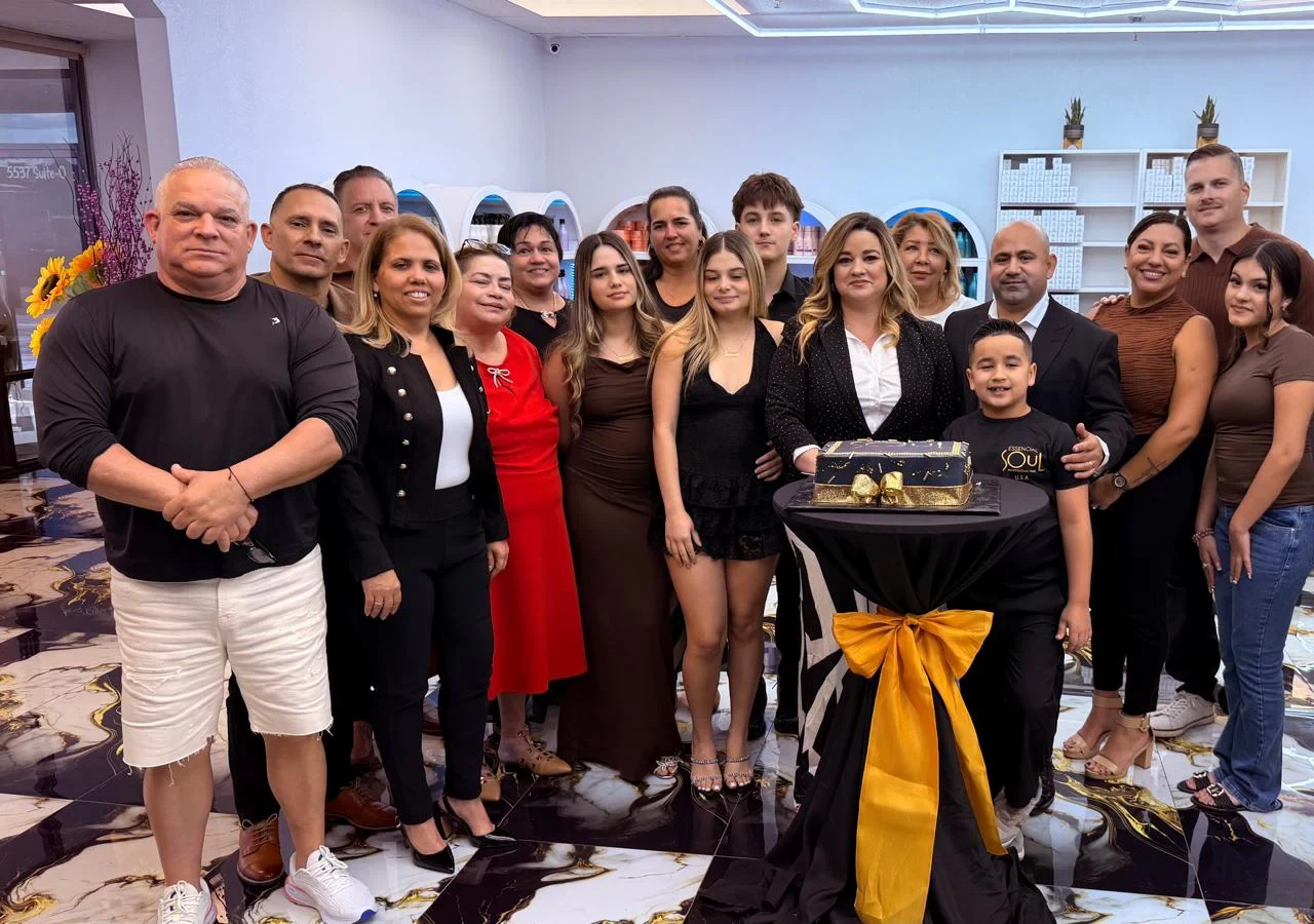 Estilistas y profesionales de la belleza reunidos en un evento comunitario de Heydi’s