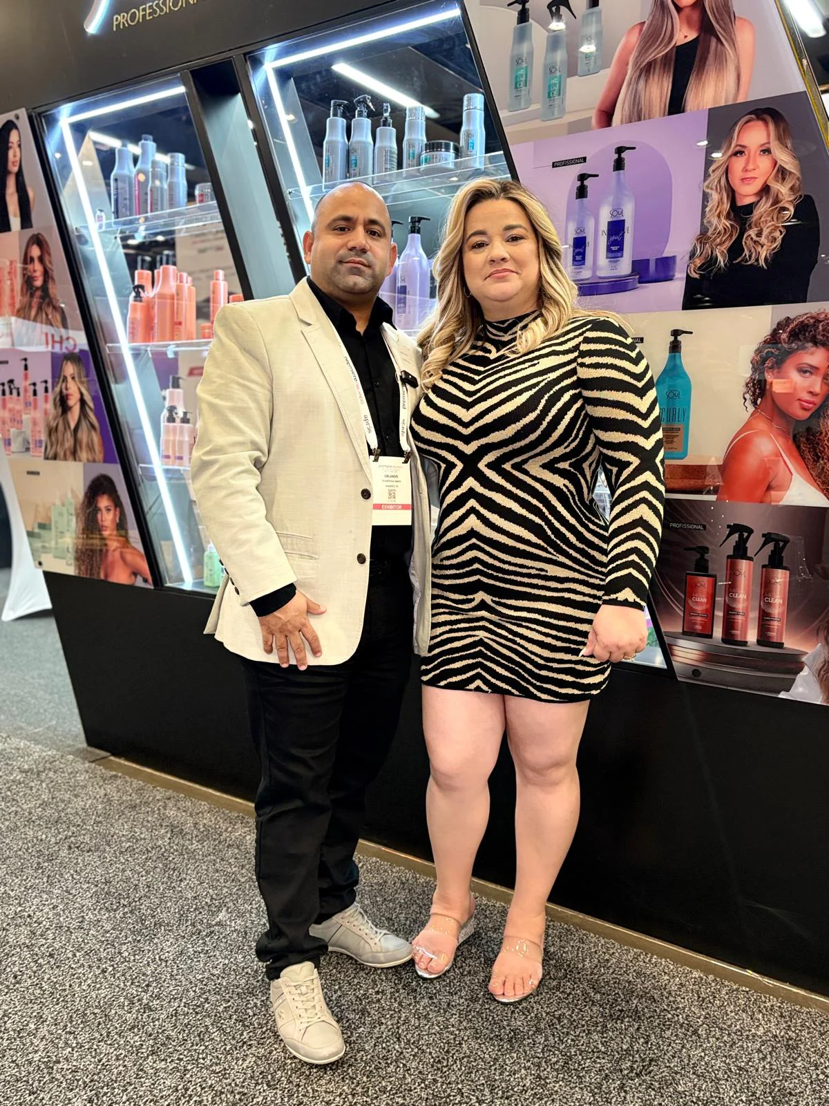 Fundadores de Heydi’s Beauty Supply en una exposición